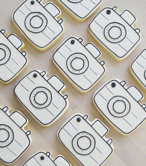 Photography Cookies Decorated, Camera Cookies Decorated, Photographer Cookies, Cookie Writing, Camera Cookies, Photo Cookies, Photography Business Branding, 21st Party, Cookie Business