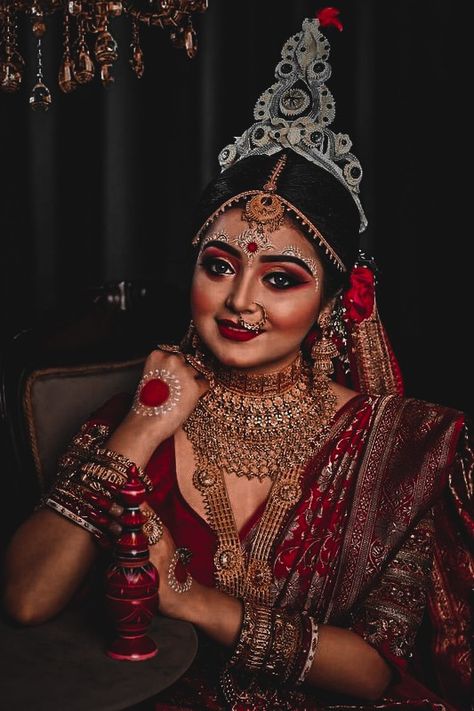 #bengalibride #indianbride #wedding #weddingphotography #photoshoot #indianwedding Bengali Bride Traditional Look, Bengali Marriage, Bengali Jewellery, Shaadi Decor, Alta Design, Bengali Fashion, Doctor Jewelry, Bridal Makeup Videos, Punjabi Traditional Jewellery