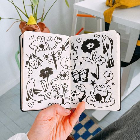 𝖑𝖊𝖎𝖌𝖍 | Black and white cuties from the mini sketchbook 🐼🦨🦓 | Instagram Mini Sketchbook, Posca Art, Simple Line Drawings, Sketchbook Art Journal, Halloween Drawings, Art Diary, Sketchbook Inspiration, Whimsical Illustration, Creative Sketches