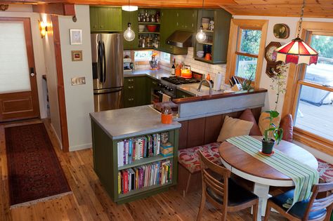 10 More Must-See Small Cool Kitchens —  Small Cool Kitchens 2011 Small 70s Apartment, Small Eclectic Kitchen, Small House Renovation Ideas, Small Cozy Home, Small House Decor, Small Home Interior, Small House Kitchen, Inviting Dining Room, Small Home Renovation