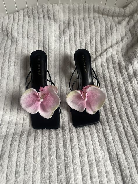 Pink Handmade Orchid flower sandal heels🌸 Made to order 🪡 Available in a black or white shoe. This is the listing for the black. Available shoe size is EU 35 - 40 💌 (Please order the correct shoe size, if your shoe size is not listed please message me and I can offer you another shoe style) The heel is - 2.8 inches 💓 Delivery time information: Please allow up to 14 days for your item to be made and posted 💌 Postage costs : UK - £4.89 Royal Mail Tracked & Signed 💌 EU - £22 UPS Tracked Non E Orchid Heels Outfit, Flower Shoes Heels, Orchid Shoes, Orchid Heels, Orchid Accessories, Material Gworl, Dark Summer, Flower Heels, White Shoe