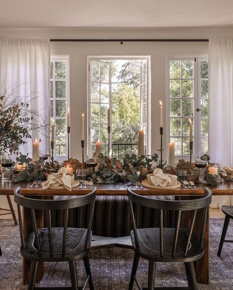 Time feels like it’s flying, anyone else?? But ‘tis the season to start thinking about holiday plans. Sharing some inspo from… | Instagram Holiday Decor Trends, Neutral Holiday Decor, Christmas Dining Table Decor, Christmas Dining Table, Amber Lewis, Shoppe Amber Interiors, Amber Interiors, Christmas Dining, Dining Table Decor