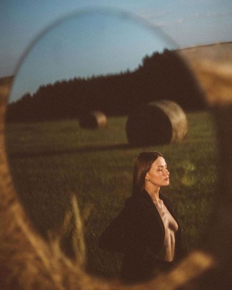 Mountain Photoshoot, Outdoor Portrait Photography, Morning Time, Nature Photoshoot, Dreamy Photography, Photographie Portrait Inspiration, Hay Bales, Outdoor Portraits, Outdoor Photoshoot