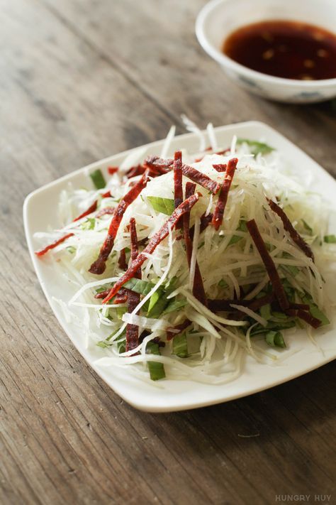 An easy 3-ingredient Vietnamese papaya salad you can make in a few minutes. There’s no cooking required, just easy prep so you can get to snacking! Recipe at: http://www.hungryhuy.com/vietnamese-papaya-beef-jerky-salad/ Saveur Recipes, Papaya Recipes, Vietnamese Style, Vietnamese Street Food, Green Papaya Salad, Light Appetizers, 2024 Recipes, Viet Food, Green Papaya