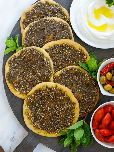 Flatbread Breakfast, Manakeesh Recipe, Recipe Lebanese, Zaatar Recipe, Mediterranean Foods, Delicious Pizza Recipes, Breakfast Pastry, Flatbread Recipe, Tasty Bread Recipe