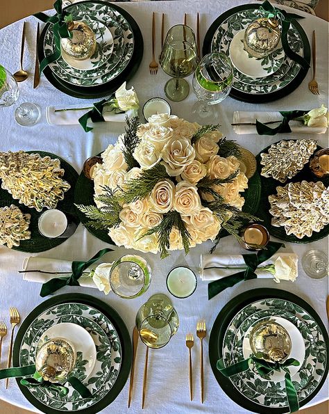 Set a green and gold Christmas tablescape for an elegant holiday dinner with some inspiration and ideas here. Green Christmas Tablescapes, Green And White Christmas Table, Green Thanksgiving Tablescape, Green White Gold Christmas, Green Christmas Table Decor, Outdoor Christmas Presents, Christmas Tablescapes Elegant, Tropical Tablescape, Elegant Christmas Dinner