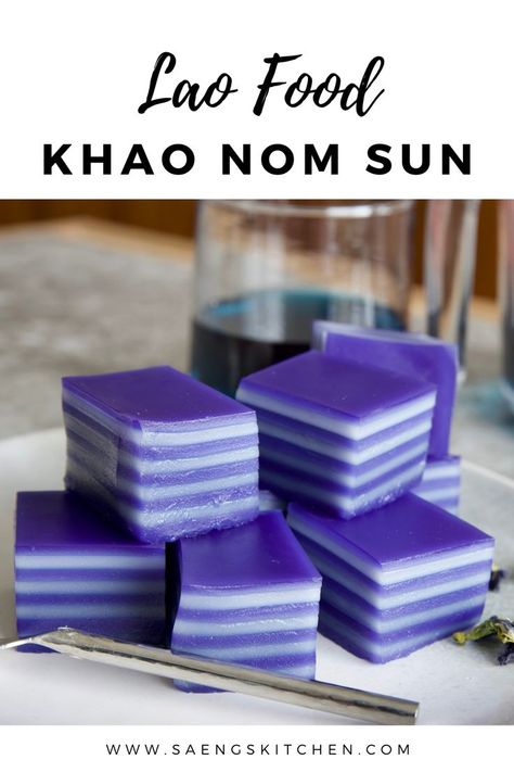 Khao nom sun also known as steamed layer cake is a popular Lao dessert and there are other variations across Southeast Asia.  It is made with coconut milk and ube and butterfly pea flower.  It can be eaten layer by layer. Lao Dessert, Laos Desserts, Tapioca Cake, Thai Recipes Dessert, Vietnamese Desserts, Hmong Food, Purple Desserts, Lao Food, Desserts Around The World