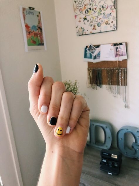 Black Nails With White Smiley Face, Nail Ideas Black And Yellow, Yellow Black And White Nails, Black And Yellow Nails Simple, Black And White Nails Men, Uñas Happy Face, Nail Black And White, Smiley Face Nail Art, X Smiley Face