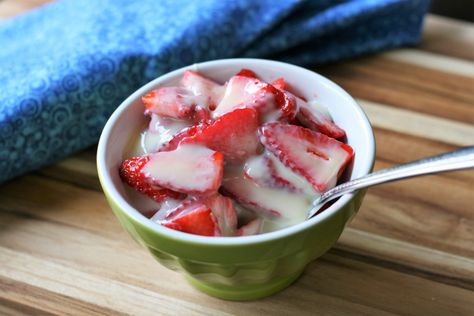 2-Ingredient Fresas con Leche Dessert For One, Strawberry Rhubarb Pie Recipe, Rhubarb Recipes Pie, Quick And Easy Sweet Treats, Balsamic Sauce, Chicken Foil Packets, Macerated Strawberries, Potluck Side Dishes, Lemon Chicken Soup