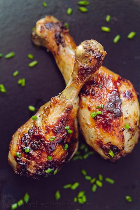 Baked Chicken Drumsticks - NatashasKitchen.com Best Baked Chicken Recipe, Chicken Breast Crockpot Recipes, Juicy Baked Chicken, Crockpot Chicken Breast, Baked Chicken Drumsticks, Drumstick Recipes, Pre Cooked Chicken, Chicken Drumstick Recipes, Chicken Pot Pie Recipes