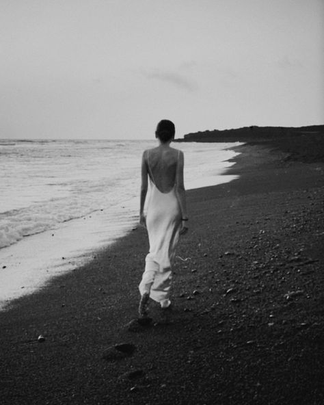 Beatrice Gutu on Instagram: “Steps on sand” Beach Dress Photoshoot, Beach Fashion Editorial, Dark Beach, Studio Portrait Photography, Shooting Ideas, Beach Sessions, Beach Photography Poses, Beach Portraits, Beach Shoot