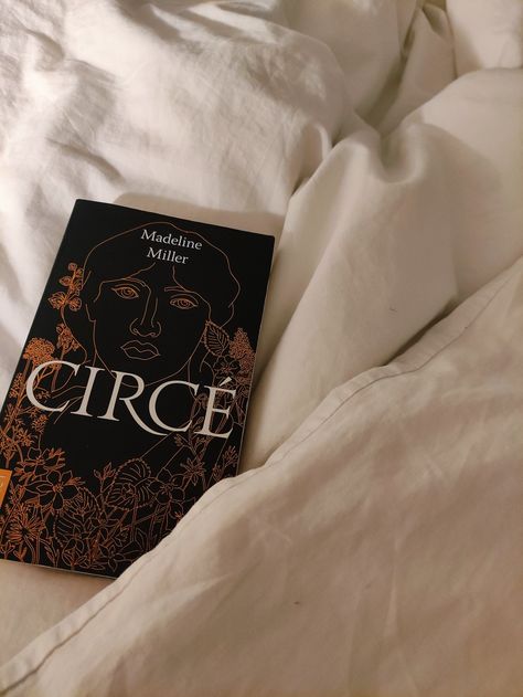 Greek Mythology Books Aesthetic, Circe Aesthetic Madeline Miller, Circe Book Aesthetic, Circe Book, Circe Madeline Miller, Books Vibe, Laufey Core, Summer Book List, Reading Diary