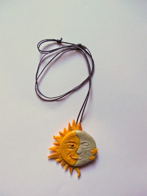 Air Dry Clay Necklace Ideas, Clay Moon Necklace, Sun Diy Craft, Clay Crafts Necklace, Moon Clay Art, Sun And Moon Clay, Clay Necklace Ideas, Air Dry Clay Necklace, Polymer Clay Sun