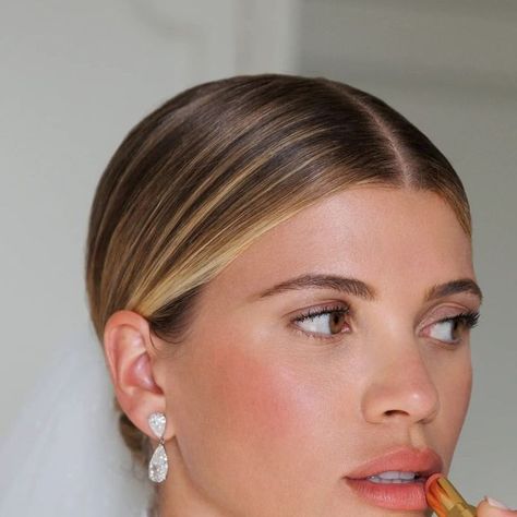 Sophie Richie Wedding Makeup, Clean Girl Wedding Makeup, Sofia Richie Wedding Makeup, Wedding Look Makeup, Eyeshadow Liner, Glam Bride, Wedding Hair Up, Revolving Door, Vogue Beauty