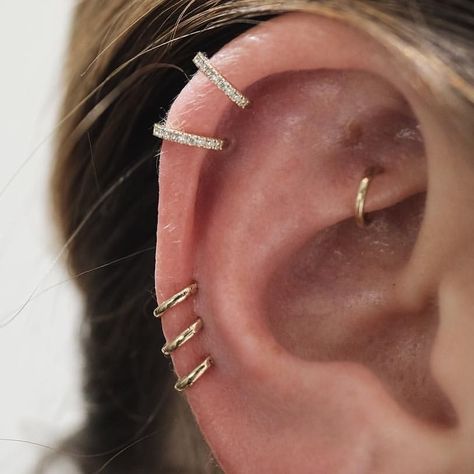 cartilage hoop - Google Search Upper Ear Earrings, Upper Ear Piercing, Gold Cartilage Earrings, Upper Lobe, Rose Gold Hoop Earrings, Cartilage Jewelry, Gold Fronts, Tiny Hoop Earrings, Cartilage Earrings Hoop