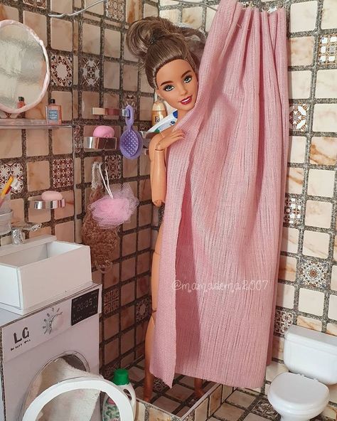 Barbie Bathroom, Barbie Diy Accessories, Dolly World, Barbie Room, Doll Furniture Diy, Barbie Diorama, Barbie Dolls Diy, Take A Bath, Barbie Doll Accessories