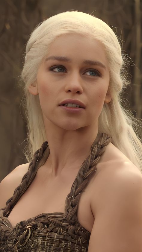 Danarys Targaryen, Emilia Clarke Pics, Emilia Clarke Style, Emilia Clarke Daenerys Targaryen, Queen Of Dragons, Targaryen Aesthetic, Mother Of Dragons, Emilia Clarke, Badass Women