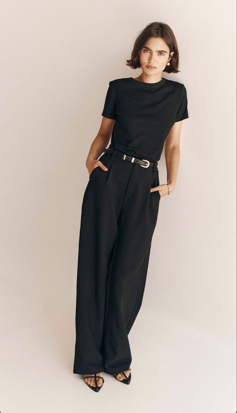 Sleek Chic Aesthetic, Formal Evening Outfits For Women, Casual Tailored Style Women, Business Casual Summer 2024, Work Attire Women Business Chic, Black Tapered Pants Outfit, Summer Business Outfits Women, Outfit Ideas For Women In Their 30s, Sartorialist Women