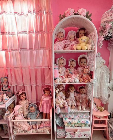 How To Display Dolls, Porcelain Doll Display Ideas, Doll Display Ideas Shelves, Doll Organization Ideas, Doll Organization, Doll Rooms, Doll Nursery, Doll Room, Doll Closet