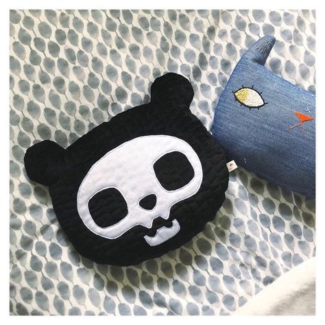 Plushie Design, Skull Plush, Halloween Sewing Crafts, Skull Pillow, Halloween Sewing, Felt Projects, Fun Diy Crafts, Fun Diy, Felting Projects