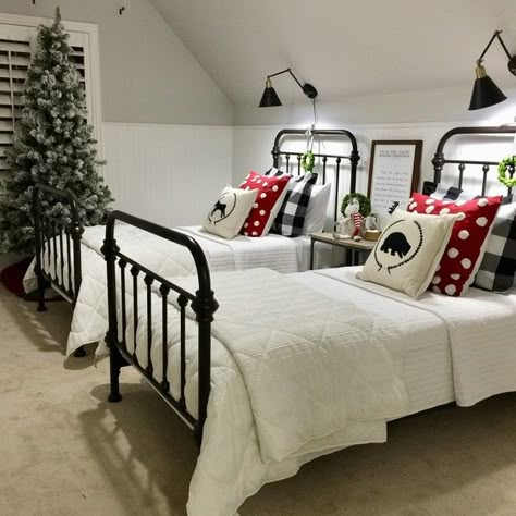 Twin Bed Guest Room Ideas, Bedroom With Twin Beds, Grandkids Bedroom, Twin Beds Guest Room, Christmas Bedroom Decor Ideas, Christmas Bedroom Decor, Home Decor Ideas Bedroom, Cabin Bedroom, Decor Ideas Bedroom