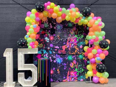 Sweet 16 Party Ideas Neon Theme, Neon Birthday Party Backdrop, Neon Ballons Party, Sweet 16 Glow In The Dark Party Ideas, 18th Birthday Party Neon, Neon Birthday Backdrop, Quinceanera Neon Theme Glow Party, Glow Theme Party, Neon Party Decorations