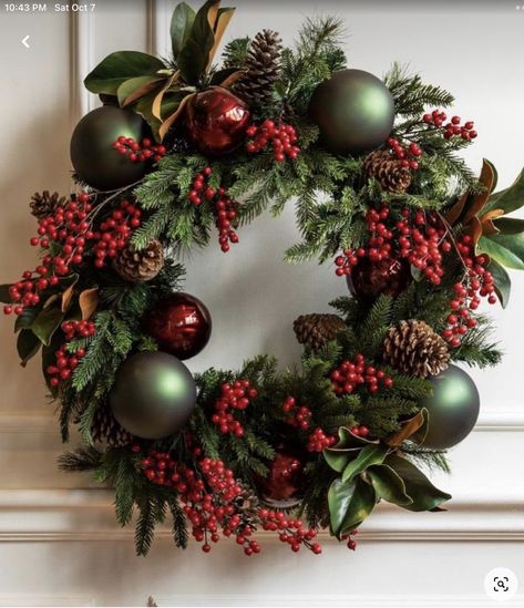 Christmas Wreaths Red Berries, Red Berry Wreath Diy, Christmas Wreath Traditional, Green Red And Gold Christmas Decor, Christmas Wreaths For Front Door Vintage, Classic Christmas Wreath, Diy Xmas Wreaths For Front Door, Diy Reefs Door Christmas, Christmas Wreaths 2023