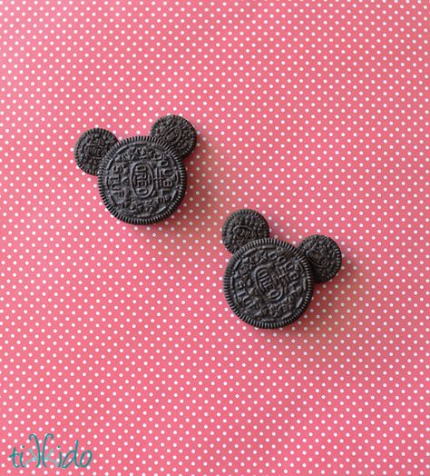 These Oreo cookies that look like Micky Mouse's silhouette are astoundingly easy to make, and a hit with kids and adults alike. Oreo Mickey Mouse, Mickey Mouse Oreos, Mickey Mouse Treats, Mouse Cookies, Minnie Mouse Cookies, Mickey Mouse Cookies, Mickey Mouse Cupcakes, Mickey Mouse Clubhouse Party, Mickey Birthday Party