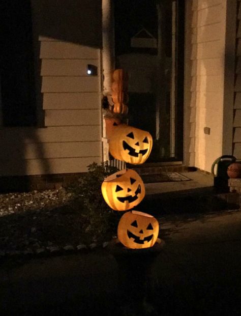 Pumpkin Pails Ideas, Pumpkin Pail Decor, Pumpkin Pail Crafts, Pumpkin Bucket Crafts, Plastic Pumpkins Crafts, Plastic Pumpkins Bucket, Fun Diy Halloween Decorations, Pumpkin Pail, Halloween Yard Art