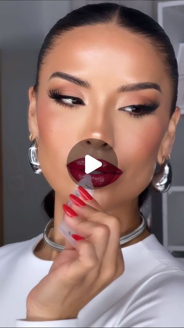 Red Lip Outfit Night, Eyeshadow Looks With Red Lips, Makeup Look Brown Eyes, Lip Liner Looks, Red Lips Outfit, Lipglass Mac, Mac Locked Kiss Ink, Red Lip Makeup Look, Black Lip Liner