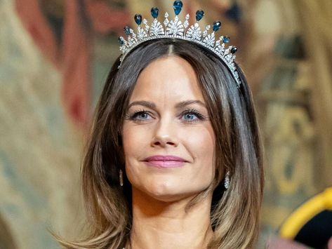 Princess Sofia wowed at the Finland state banquet in Stockholm, wearing an Oscar de la Renta gown and new gemstones on her wedding tiara State Banquet, Princess Sofia Of Sweden, Princess Sophia, Floral Applique Dress, Prince Carl Philip, Golden Jubilee, Prince Daniel, Queen Silvia, Printed Gowns