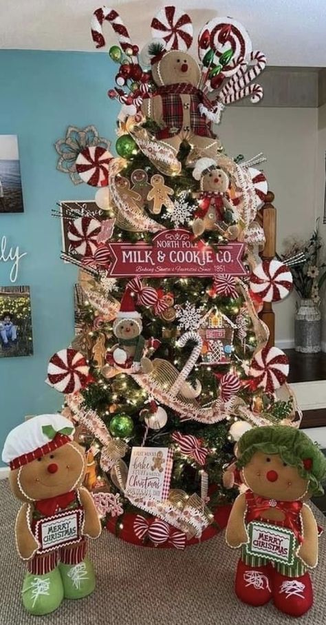 Grinch Christmas House Decorations, Gingerbread Trees Christmas, Gingerbread Christmas Tree Ideas, Gingerbread Man Tree, Gingerbread Garland, Gingerbread Man Christmas Tree, Instagram Magazine, Gingerbread Kitchen, Grinch Decor