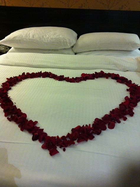 Honeymoon Ideas Romantic Bedroom, Honeymoon Ideas Romantic, Bae Vacation, Honeymoon Bedroom, Above Bed Ideas, Bridal Room Decor, Wedding Night Room Decorations, Wedding Room Decorations, Wedding Bed