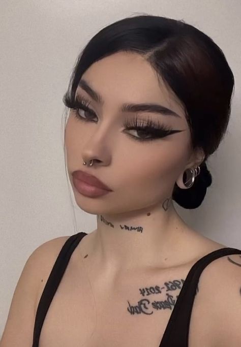 Goth Latina Eye Makeup, Unique Piercings Face, Goth Latina Makeup, Latina Make Up, Latina Baddie Makeup, Chicana Makeup, Piercings Face, Instagram Baddie Makeup, Mexican Makeup