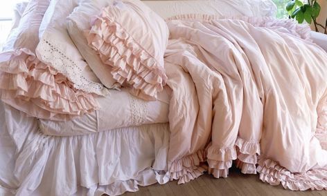 Coquette Aesthetic Room, Floral Print Bedding, Pretty Cottage, Ruffle Pillow, Applique Quilting, Ruffle Bedding, Velvet Bed, Beautiful Bedding, White Pillows