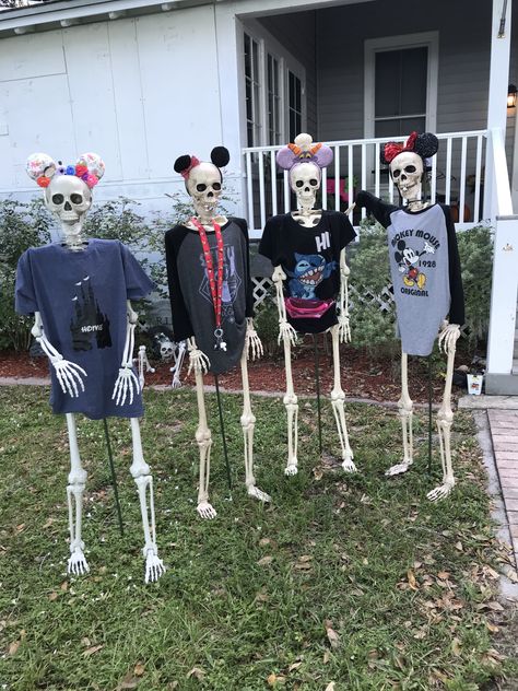 Skeleton Friends, Skeleton Pics, Ideas For Front Yard, Silly Skeleton, Life Size Skeleton, Funny Stick Figures, Halloween Skeleton Decorations, Halloween Decoration Ideas, Dog Skeleton