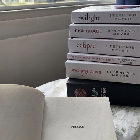 Twilight Books, Girlie Aesthetic, Bookish Aesthetic, Twilight Aesthetic, Twilight Book, Stephenie Meyer, Book Instagram, 22nd Birthday, Breaking Dawn