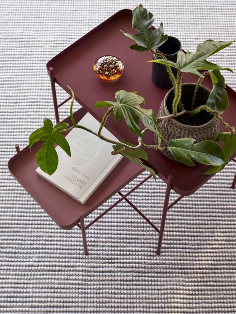 Metal nesting tables