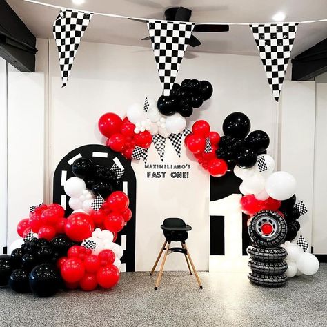 Fast One Balloon Arch, Fast One Cake Ideas, 2 Fast Birthday Photoshoot, Car Birthday Decorations Ideas, Race Car Backdrop, F1 Birthday, Two Fast Two Furious, Race Car Party Decorations, Baby First Birthday Themes