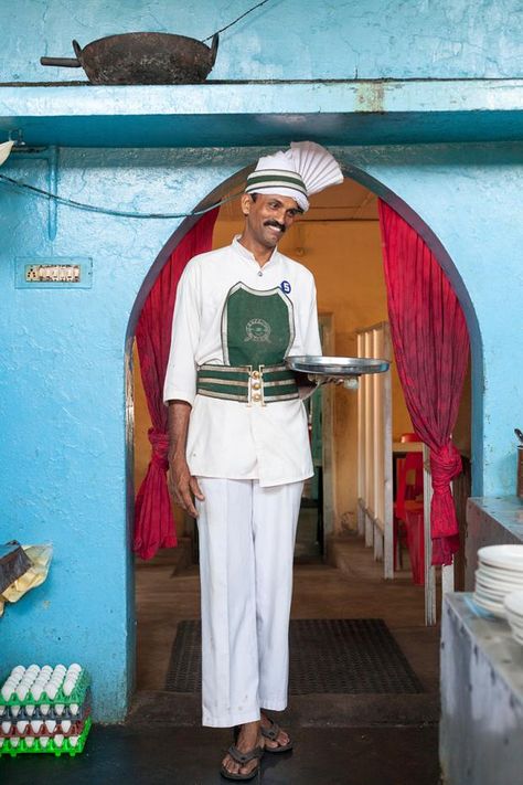 In photos: The colonial Indian Coffee House in an era of Starbucks and hipster cafes — Quartz India Indian Coffee House, Thailand Tourist, Weather In India, Indian Coffee, Modern Coffee Shop, Backpacking India, Thailand Food, Visit India, India Fashion