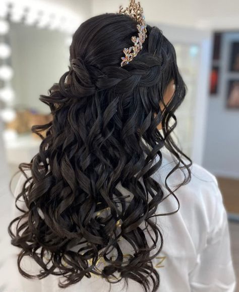 Sweet 16 Hairstyles, Lavender Quince, Quinceanera Makeup, Purple Quince, Red Quince, Pink Quince, Quince Decorations, Quince Hairstyles With Crown, Quinceanera Hairstyles