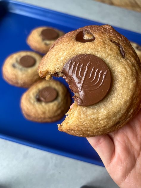 Hanukkah Chocolate Chip Oil Cookies with Gelt Hanukkah Cookies Recipe, Hanukkah Gelt Cookies, Gelt Cookies, Chanukah Cookies, Hanukkah Dessert Recipes, Hannukah Desserts, Hannukah Cookies, Jewish Cookies, Hanukkah Cookies