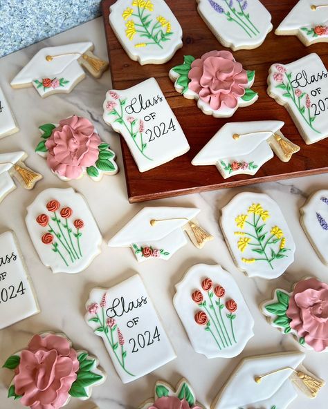 Love to create something new, graduation cookies with unique theme. #gradcookies #congratsgradcookies #galletasdecoradas #galletaspersonalizadas #sugarart #edibleart #royalicingcookies #sugarcookies #galletascaseras #galletasdegraduacion #angiesweetcreations Flower Graduation Cookies, Congrats Cookies Decorated, Congrats Cookies, Fondant Biscuits, Grad Cookies, Flower Graduation, Graduation Cookies, Cookies Decorated, Congrats Grad