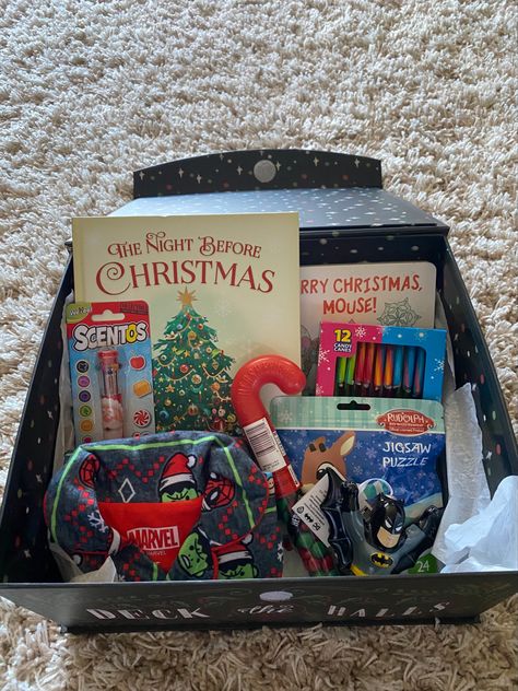 The Night Before Christmas keepsake book. Homade Christmas Gifts, Christmas Eve Box For Adults, Night Before Christmas Box, Inexpensive Christmas Gifts, Christmas Prep, Cottage Door, Christmas Traditions Family, Cheap Christmas Gifts, Easy Christmas Gifts