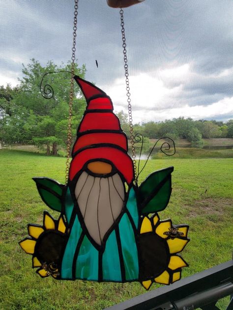 Mosaic Gnome, Gnome With Flowers, Stained Glass Garden, Stained Glass Christmas, Gnome Patterns, Garden Gnome, Glass Designs, Glass Projects, Stained Glass Designs