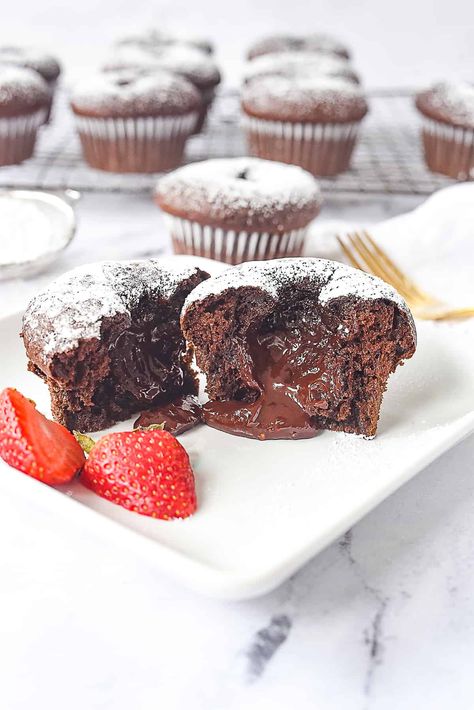 Chocolate Lava Cupcakes, Lava Cupcakes, Pavlova Cake, Lava Cake Recipes, Cupcake Recipes Chocolate, Chocolate Lava, Peanut Butter Cake, Chocolate Lava Cake, Lava Cake