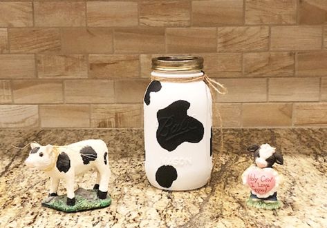 Cow Print Mason Jars, Jars Ceramics, Cow Patterns, Distressing Chalk Paint, Halloween Wine Bottles, Chalk Paint Mason Jars, Cow Kitchen, Jar Display, Mason Jar Decor