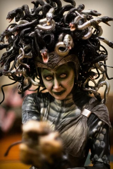 1000+ ideas about Medusa Costume on Pinterest | Halloween Costumes ... Medusa Cosplay, Medusa Headpiece, Medusa Costume, Scary Makeup, Halloween Costumes Makeup, Fx Makeup, Halloween 2016, Fantasias Halloween, Sfx Makeup