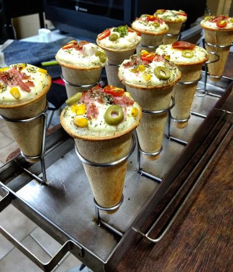 CURSO DE PIZZA CONE - Meu Delivery de Sucesso Pizza Project, Pizza Cones, Italian Street Food, Pizza Snacks, Pizza Design, Food Street, Food Stations, Delicious Pizza, Frozen Fruit