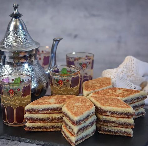 𝗦𝗶𝗺𝗽𝗹𝘆 𝗔𝗹𝗴𝗲𝗿𝗶𝗮 on Twitter: "Good morning 🇩🇿 We wish you a nice day… " Algeria Recipes, Crochet Wallpaper, Algerian Food, Algerian Culture, Moroccan Tea, Algerian Recipes, Recipe Sweet, Handmade Teapot, Moroccan Food